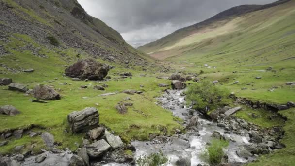River Flowing Valley English Lake District Large Rocks Scattered All — Stockvideo