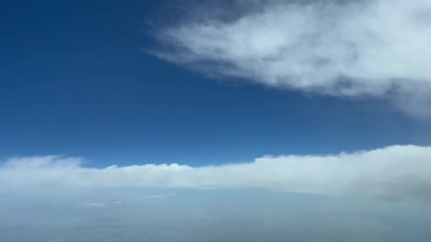 Унікальна Пілотна Точка Зору Пролітаючи Крізь Блакитне Літнє Небо Уникаючи — стокове відео