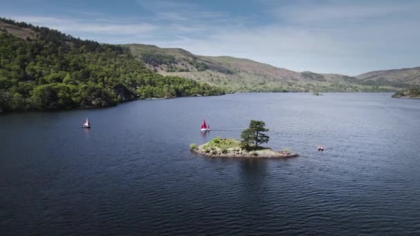 Sail Boat Red Sail English Lake District Ullswater Lake Cumbria — Stockvideo