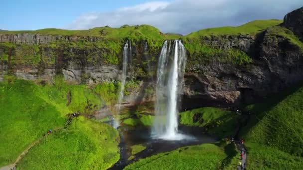 Powerful Seljalandsfoss Waterfall Splashing Creating Rainbow Sunny Day Iceland Aerial — ストック動画