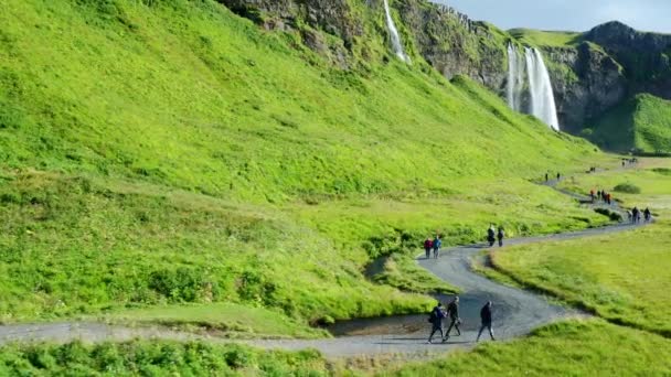 Turistas Caminando Por Sendero Entre Seljalandsfoss Cascadas Gljufrabui Día Soleado — Vídeos de Stock