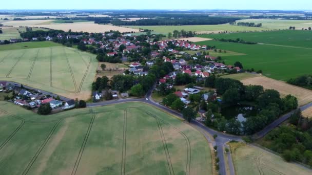 Friedliches Idyllisches Dörfchen Autofahrt Auf Der Straße Waghalsige Flugpanoramaübersicht Drohnenaufnahmen — Stockvideo