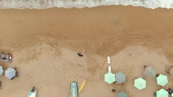 Вид Зонтики Берегу Брызгающими Волнами Елапа Бич Халиско Мексика Снимок — стоковое видео