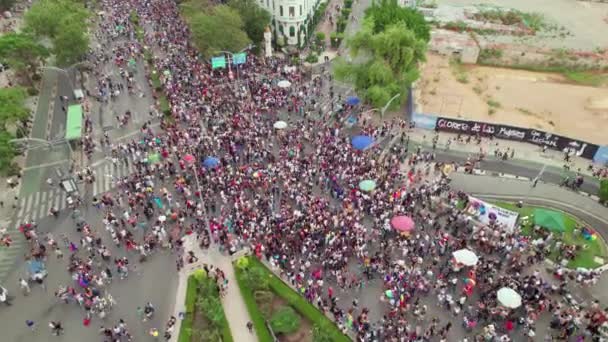 Aerial Overhead View Pride Parade Crowds Mexico Walking Längs Paseo — Stockvideo