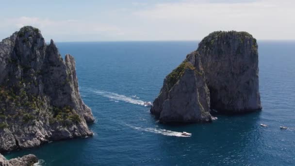 Yachts Boating Faraglioni Sea Stack Rock Formations Italy — Vídeos de Stock