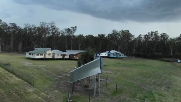 Land Verhoogde Hutten Van Queensland Platteland Australië Drone Gezichtspunt — Stockvideo