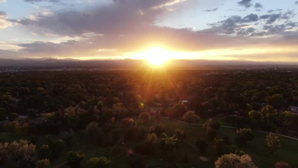 Pan Out Beautiful Sunset Mountains Trees Background Aerial Shot — Wideo stockowe
