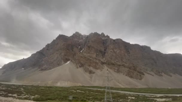 Felsige Gebirgslandschaft Himalaya Unter Bewölkung Von Einem Auto Aus Pov — Stockvideo