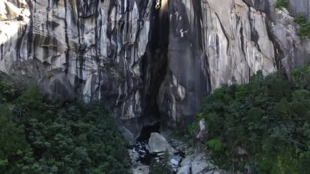 Filmati Droni Che Escono Enorme Grotta Con Una Scogliera Fiume — Video Stock