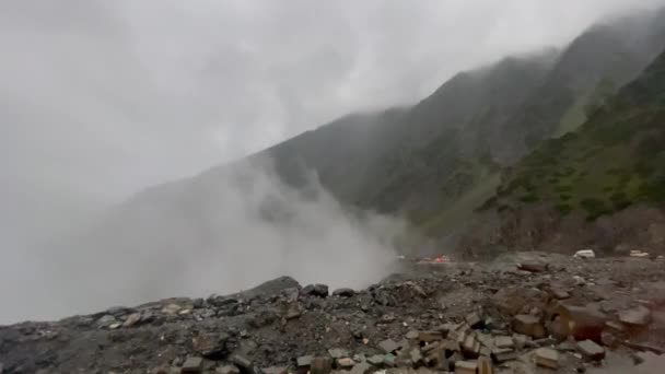 Vehicles Traveling Himalayas Cliffside Road Shrouded Thick Clouds Fog Wide — Stok video