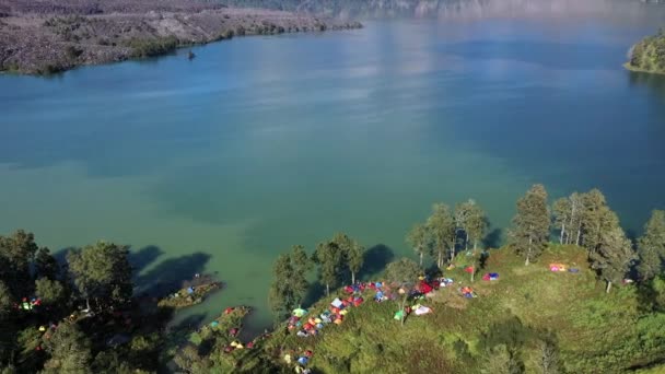 Tendas Coloridas Acampamento Perto Lago Cratera Vulcão Monte Rinjani Indonésia — Vídeo de Stock