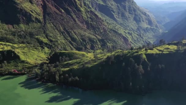 位于印度尼西亚Nusa Tenggara Rinjani火山海岸火山口湖畔的营地 帐篷五彩缤纷 空中进近射击 — 图库视频影像