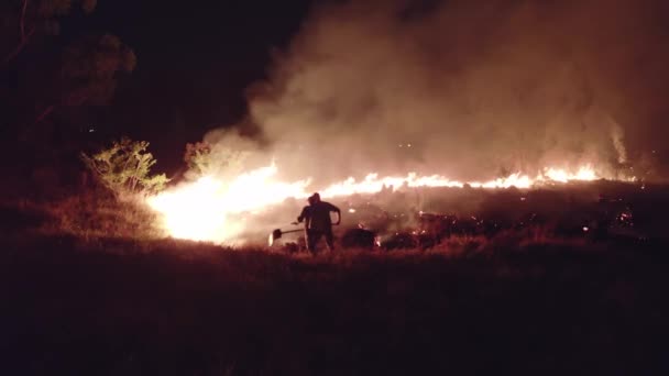 Fire Extinguisher Putting Wild Fire Night Using Shovel — Stockvideo
