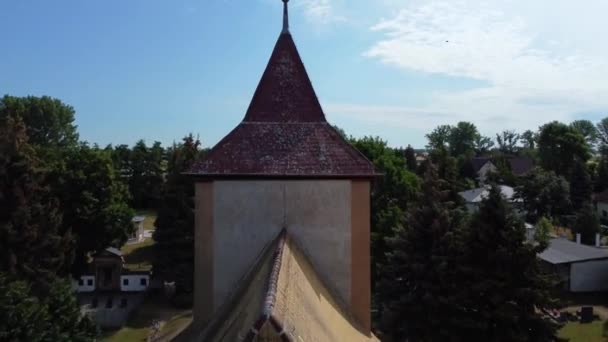 欧洲萨克森安哈尔特郊区海尼琴村一座教堂塔尖的非常近的飞行无人机镜头 2022年夏从上面看菲利普 马尔尼茨的电影 — 图库视频影像