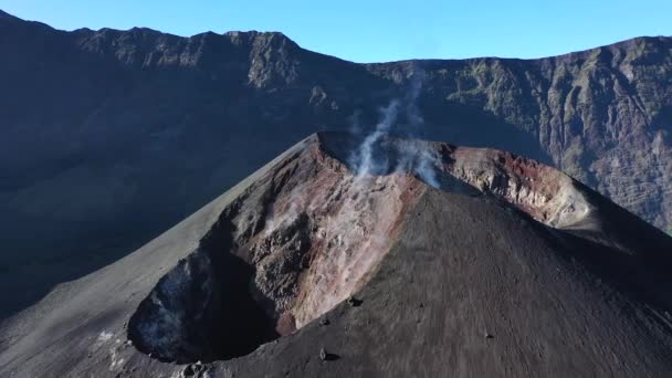 Smoldering Active Crater Cone Mount Rinjani Volcano Indonesia Aerial Dolly — Vídeos de Stock