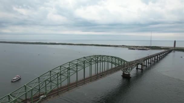 Aerial View Fire Island Inlet Bridge Cloudy Morning Calm Waters — 비디오
