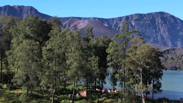 Campsite Colorful Tents Shores Crater Lake Mount Rinjani Volcano Indonesia — Stockvideo