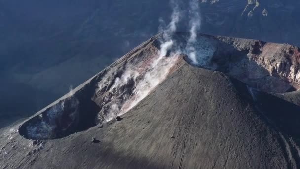 Smoking Active Crater Cone Mount Rinjani Volcano Indonesia Aerial Orbit — Vídeos de Stock