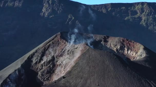 Zbliżenie Aktywnego Stożka Krateru Wulkanu Mount Rinjani Indonezji Orbita Lotnicza — Wideo stockowe