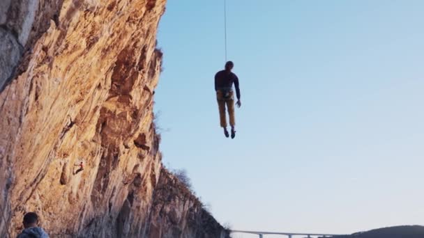 Young Female Climber Hanging Cliff Sky Background — Stok video