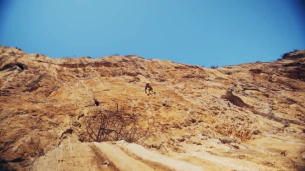 Escalador Rocas Acantilado Empinado Vista Ángulo Bajo Contra Cielo Azul — Vídeo de stock