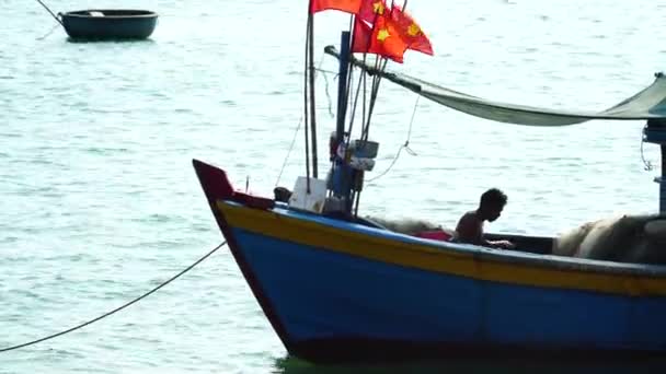 Vietnamese Fisherman Floating Boat Preparing Fishing Net Sea Static — Stok video