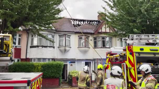 Officers London Fire Brigade Attend Scene House Residential Road — Stockvideo