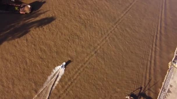 Моторная Лодка Оставляет Водный След Коричневых Водах Реки Парана Провинции — стоковое видео