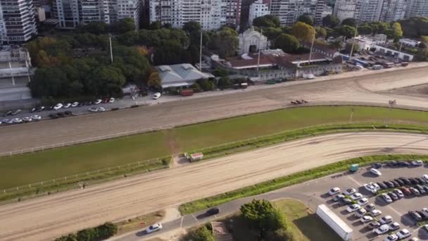 アルゼンチンのブエノスアイレスにあるヒポドロモ アルゼンチノ パレルモ競馬場で ジョッキーが乗って走る馬のダイナミックな空中映像 それは国の非常に重要な場所です — ストック動画