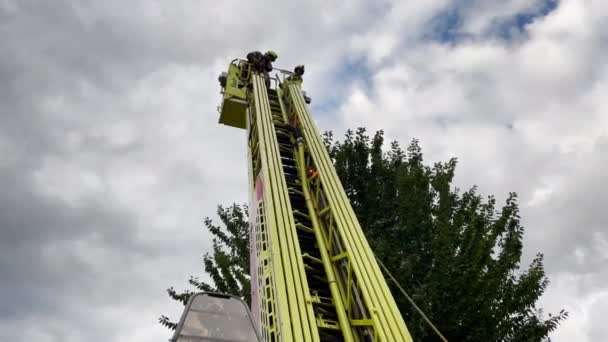 London Fire Brigade Turntable Aerial Ladder Firetruck Attends Scene House — Stock video