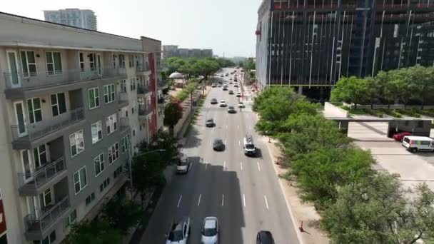 Aerial Car Traffic Usa City Rising Aerial Reverse Dolly Shot — Vídeo de stock