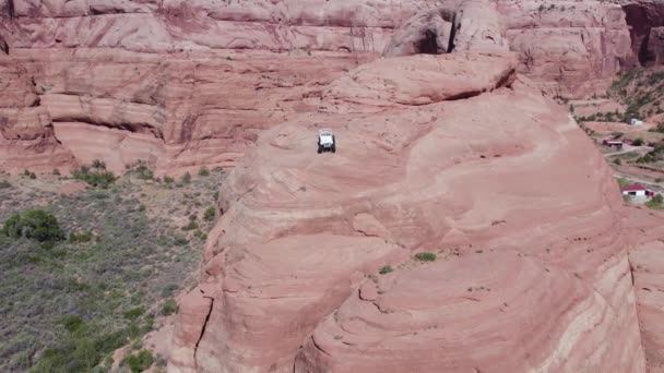 Road Jeep Vehicle Southwest Desert Cliff Moab Utah Aerial — Stockvideo