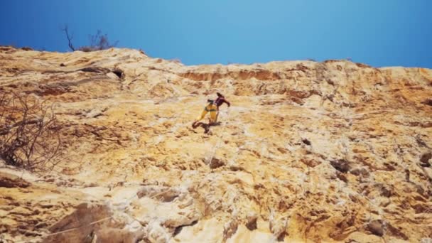 Committed Climber Using Rope Safety Dangerous Cliff Low Angle View — Stockvideo