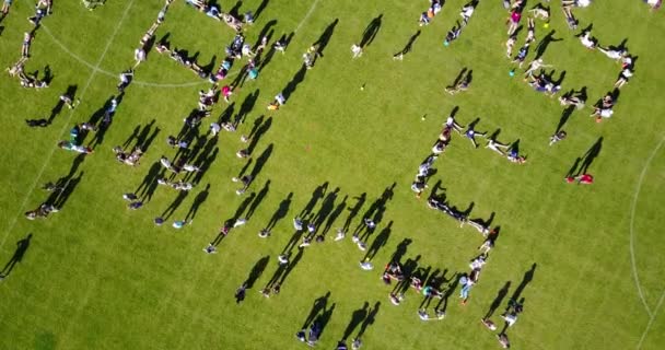 Crowd Spelling Out Letters Using Human Bodies Words Grassy Field — Stockvideo