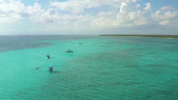 Aerial Drone Forwarding Shot Tourists Motor Boats Deep Sea Diving — Vídeos de Stock
