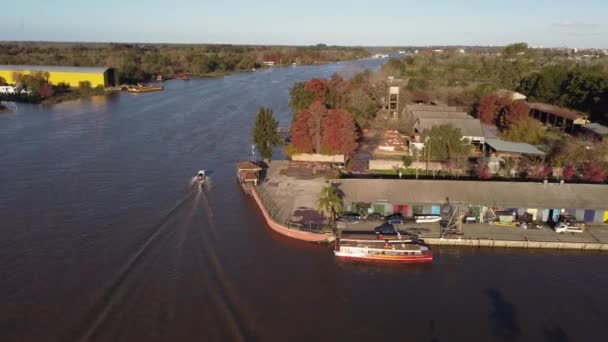 Boat Sailing Paran River Tigre Buenos Aires Province Argentina Aerial — Vídeo de Stock