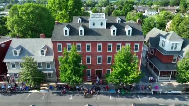 Historic District Small Town America Rising Aerial Reveals Homes Crowd — Vídeo de stock