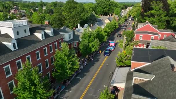 Crowds People Enjoy American Parade Historic District Small Town America — Vídeo de stock