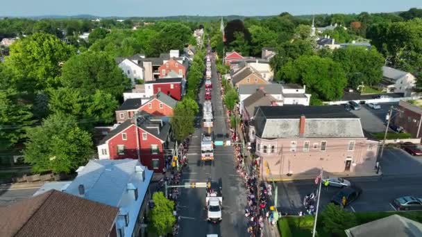 Line Fire Trucks America Parade Crowds People Enjoy Home Town — Vídeo de Stock