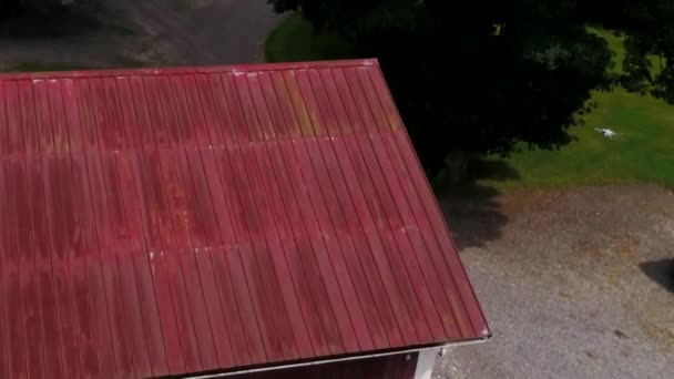 Летающий Мини Дрон Используемый Осмотра Крыши Над Коровником Вид Воздуха — стоковое видео