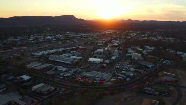 Πανοραμική Θέα Της Πόλης Alice Springs Κατά Διάρκεια Του Ηλιοβασιλέματος — Αρχείο Βίντεο