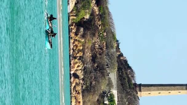 Vertical Shot Fishermen Fishing Boats Sailing Sea Island Vietnam Cropped — 图库视频影像