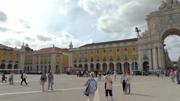 Plac Comercio Trzy Budynki Których Boki Mają Żółte Zabudowania Arkadami — Wideo stockowe