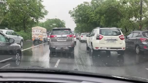 Traffic Moves Slowly Rain New Delhi — Vídeo de stock