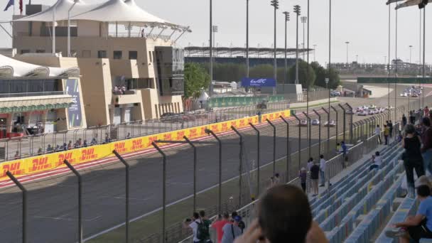 Официальный Старт Гонки Выносливость Часов Бахрейна Машины Проезжают Мимо Трибуны — стоковое видео