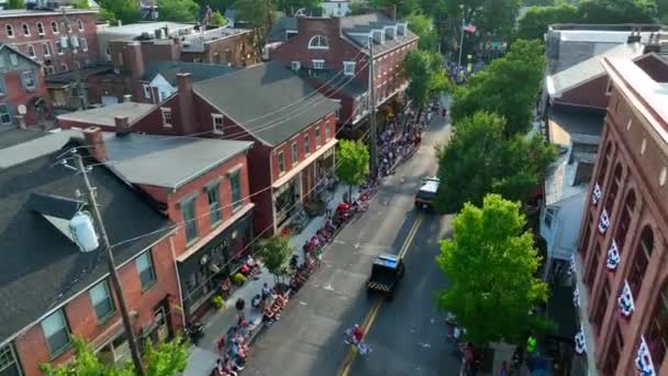 Large Crowd People Enjoy Parade Historic American Town Usa Flag — Stockvideo