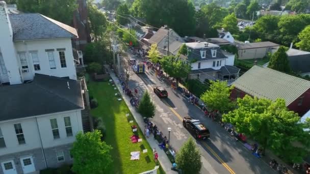 Αστυνομία Και Διασώστες Λάιονς Κλαμπ Εορταστική Παρέλαση Στην Αμερικανική Πόλη — Αρχείο Βίντεο