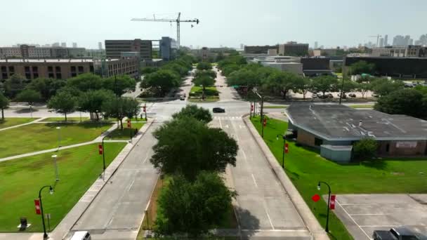 University Houston Aerial Construction Crane New Growth Underway Flags Decorate — ストック動画