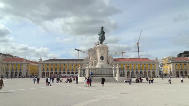 People Walking Huge Comercio Square Lisbon Bright Sunny Spring Day — Vídeo de stock