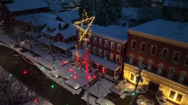 Χριστουγεννιάτικο Αστέρι Και Φώτα Διακοσμούν Την Αμερικανική Πόλη Εναέρια Τροχιά — Αρχείο Βίντεο